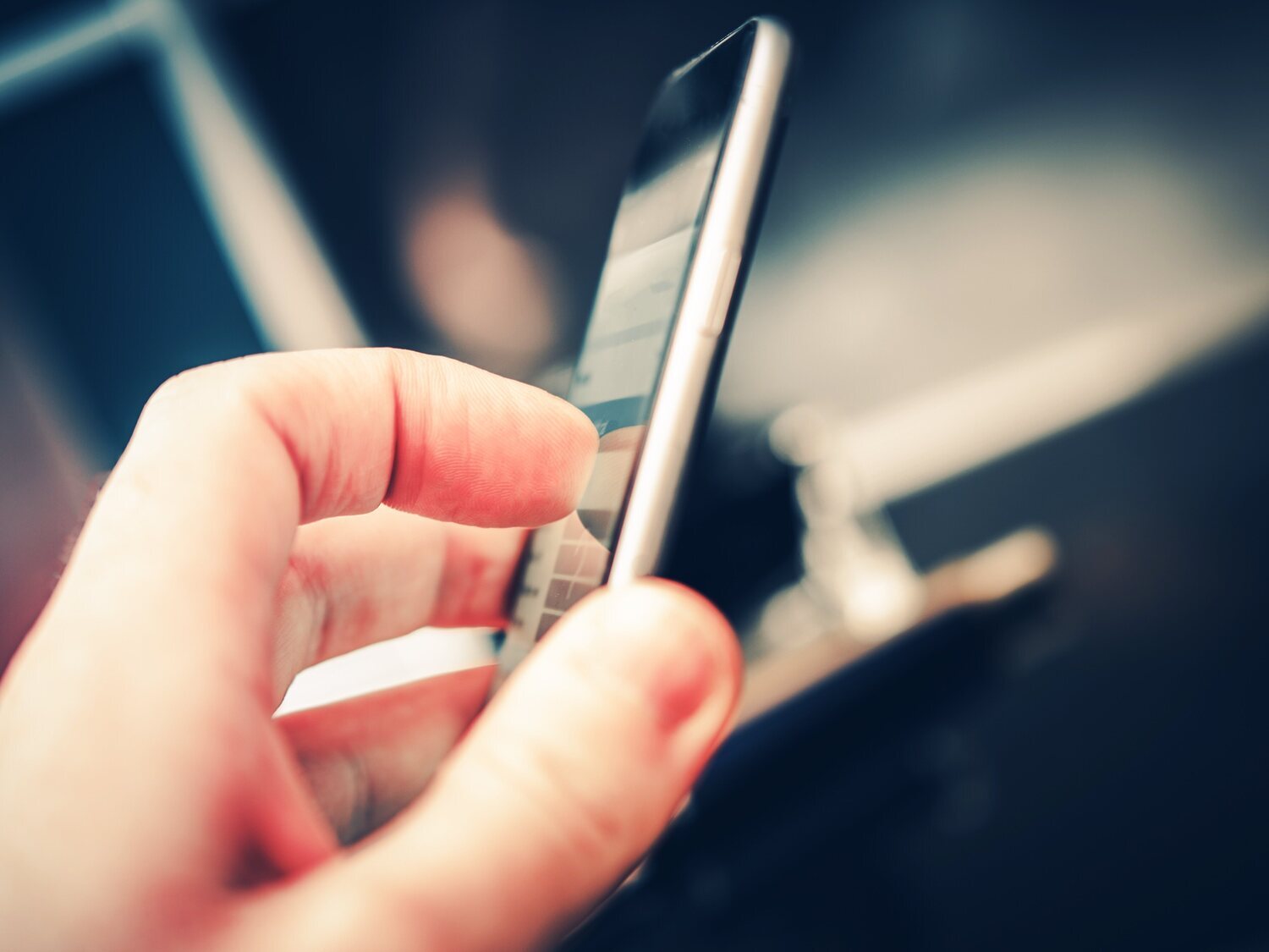 Los expertos aseguran que no desinfectar la pantalla del móvil puede poner en riesgo nuestra salud