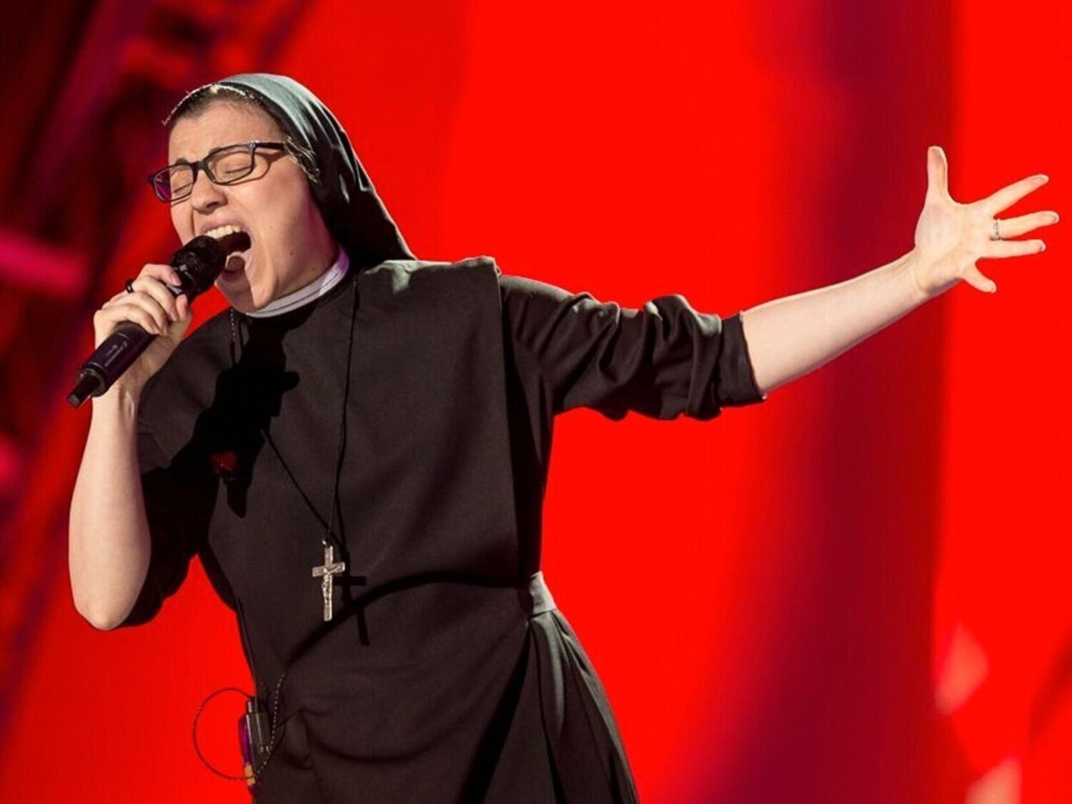El cambio de Sor Cristina: la monja que ganó 'La Voz Italia' ahora es camarera en España