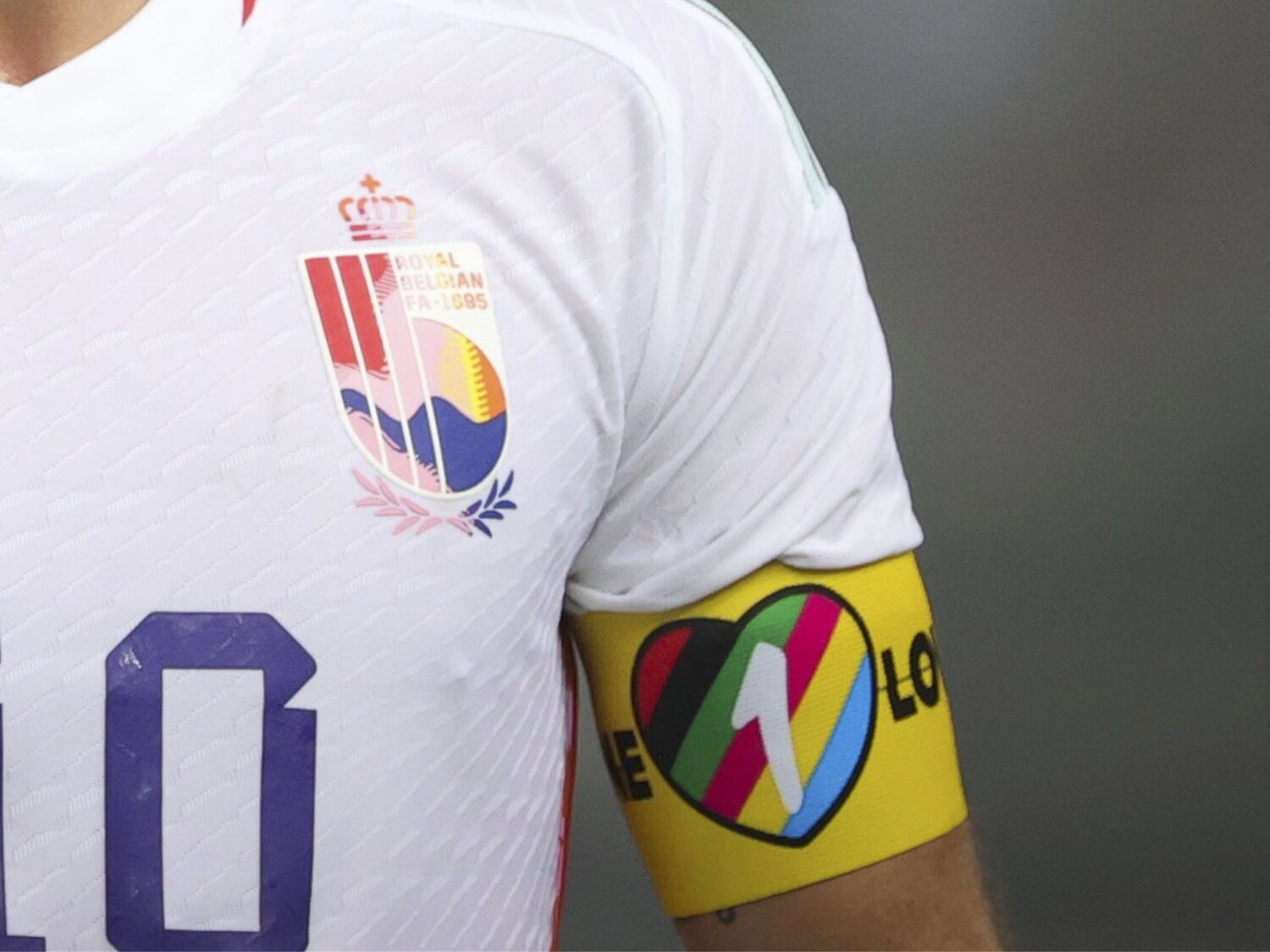 Inglaterra denuncia las amenazas que recibió de la FIFA por usar brazaletes LGTBI