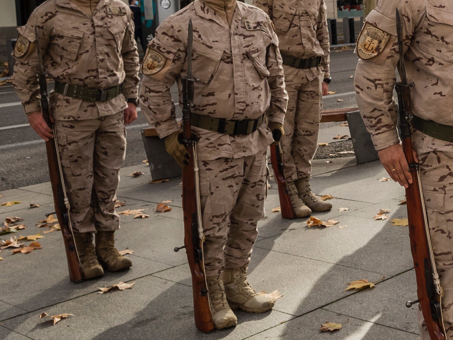 Militares de un cuartel de Barcelona rifan a una prostituta