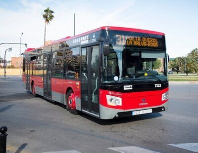 El conductor de un autobús obliga a bajar a una niña de tres años por no llevar mascarilla