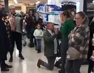 Un hombre contrata una tuna para pedirle matrimonio a su novia en el Mercadona