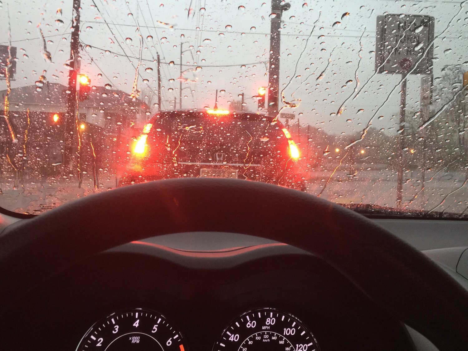 La multa de la DGT a la que se enfrentan todos los conductores en días de lluvia: 100 euros de sanción