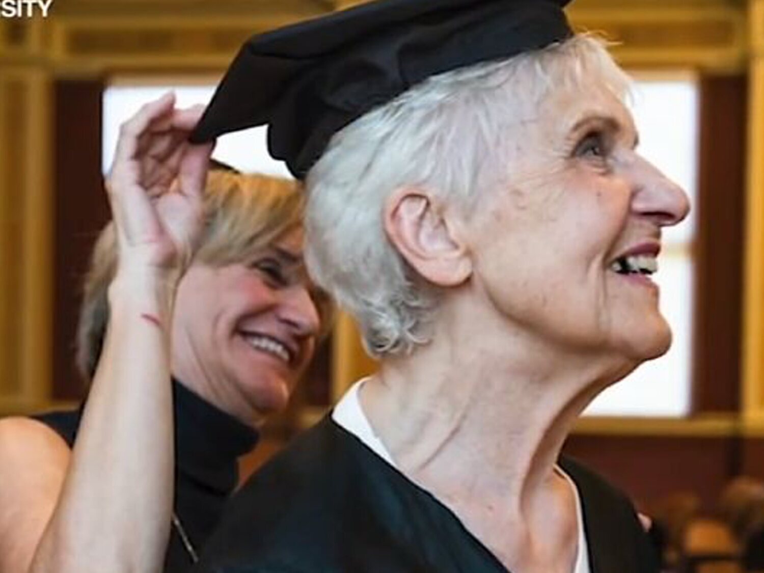 Una mujer de 90 años se gradúa 71 años después de comenzar la universidad