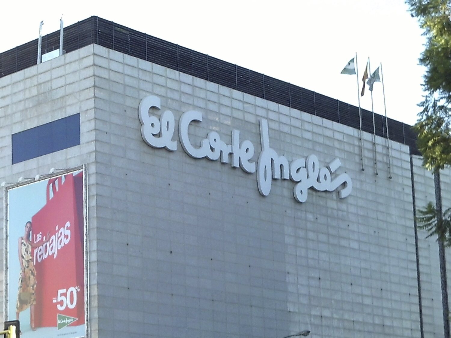 El Corte Inglés intenta evitar que un tribunal le obligue al derribo parcial de este histórico centro de seis plantas