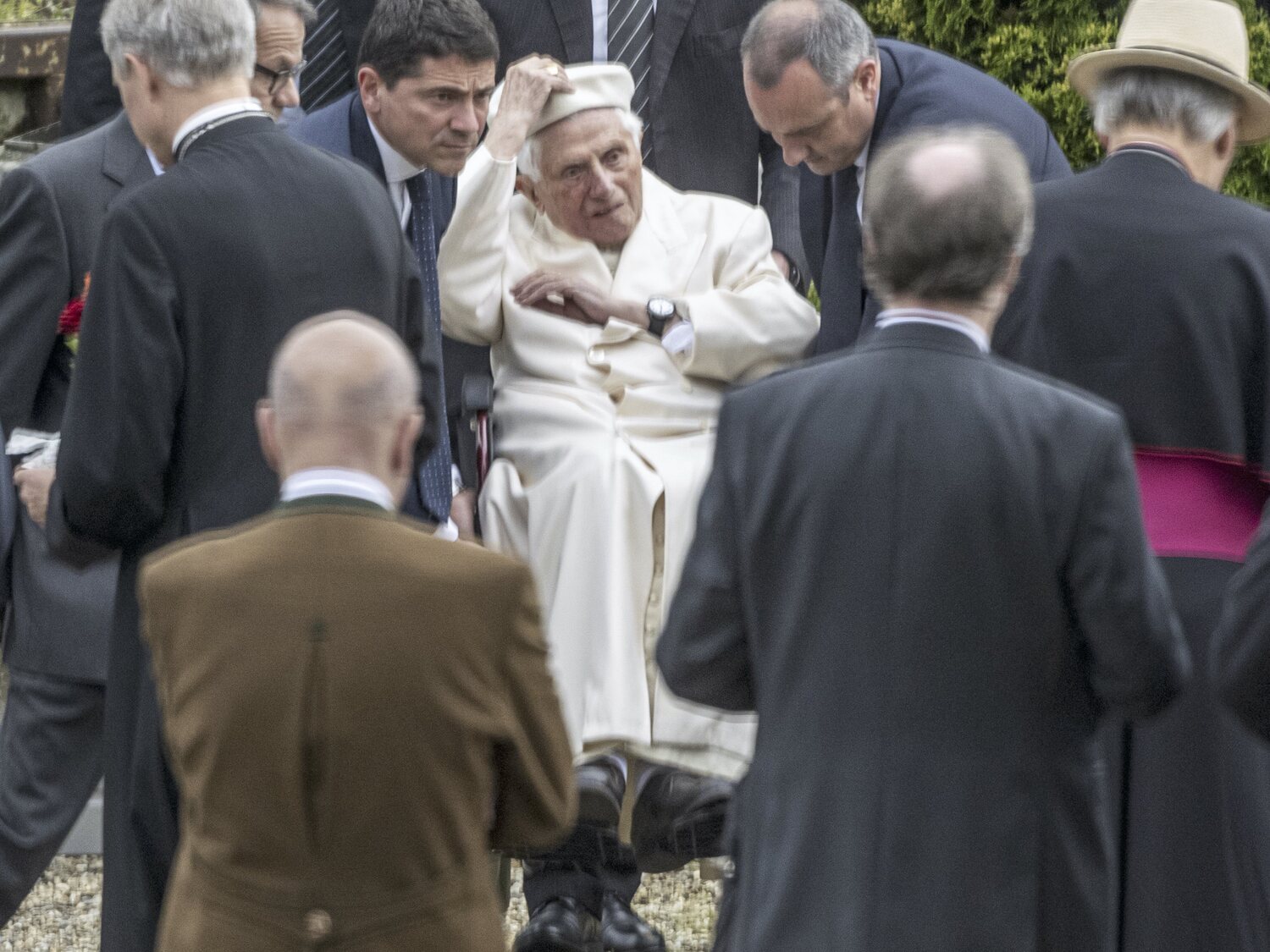 El Papa pide una "oración especial" por Benedicto XVI porque se encuentra "muy enfermo"
