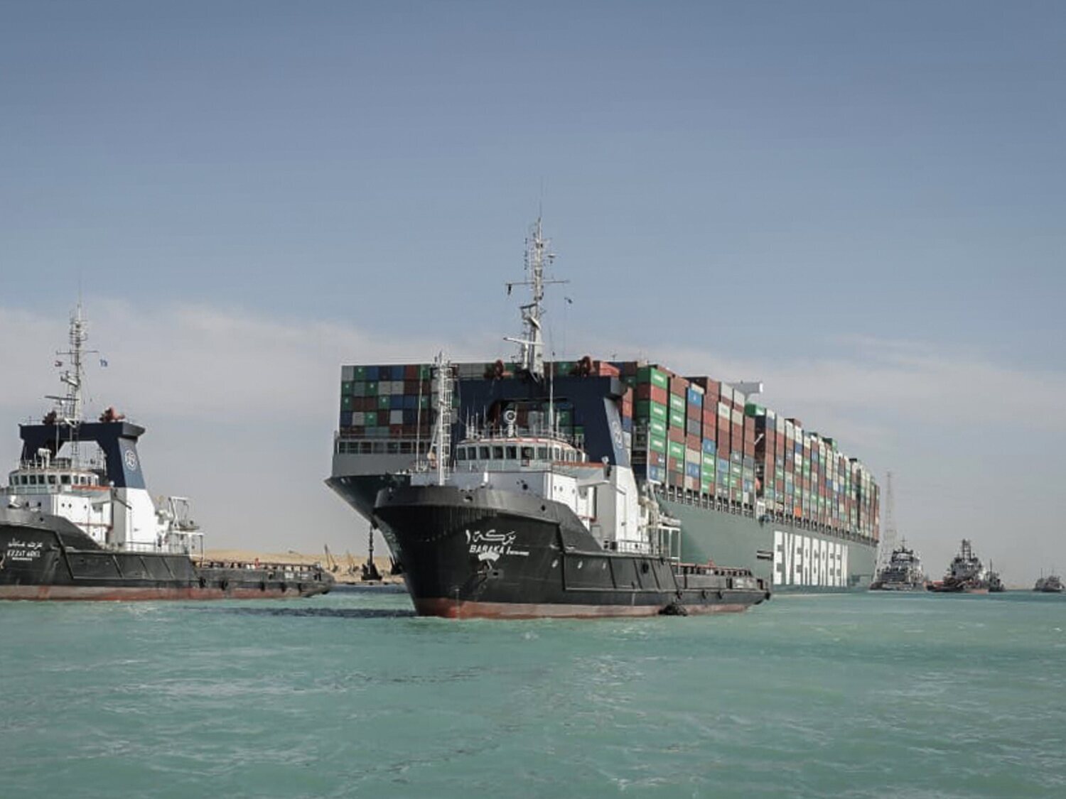 Un buque de carga queda encallado en el Canal de Suez