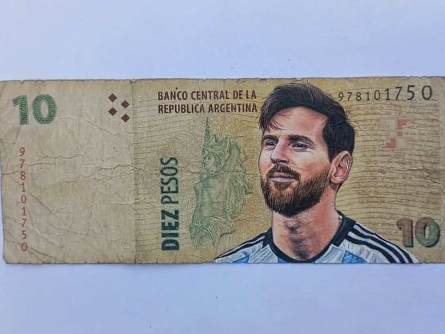 Artista pinta la cara de Messi en un billete y se lo quieren comprar por cientos de euros
