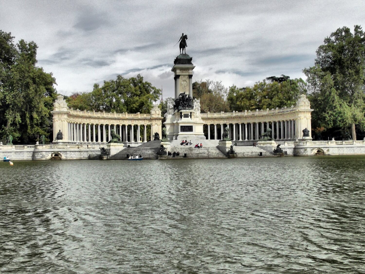 Celebrar cumpleaños en El Retiro y llevar perros de esta manera está prohibido: la advertencia del Ayuntamiento