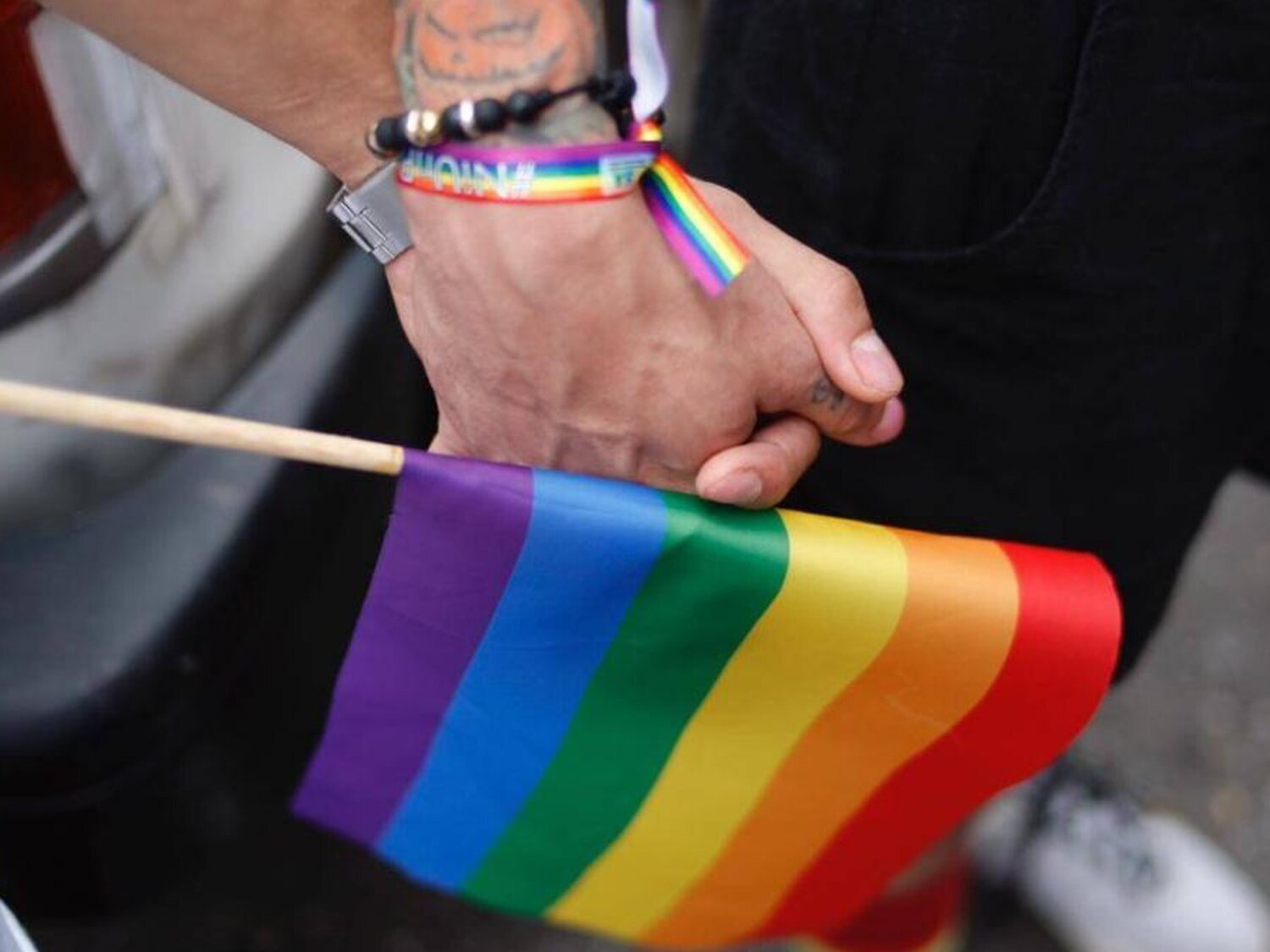 Diez jóvenes identificados como autores de la paliza a dos parejas homosexuales en Sitges