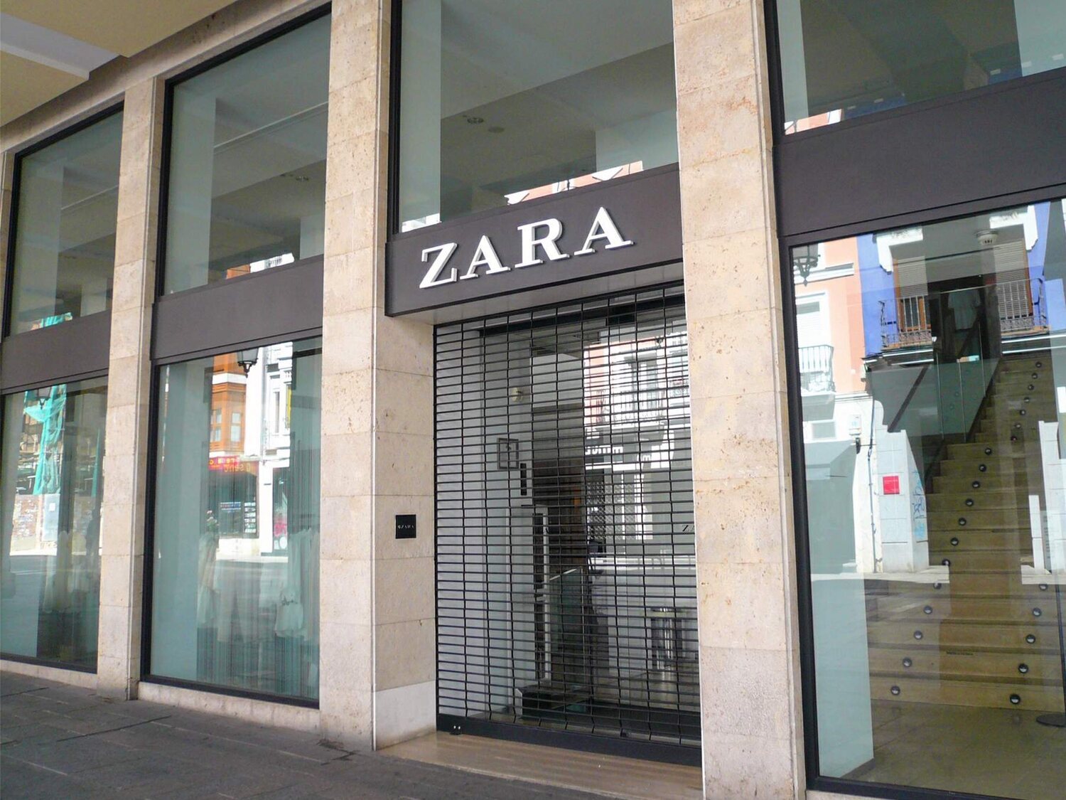 Oleada de cierres en Inditex: la dueña de Zara baja la persiana a más de 350 tiendas