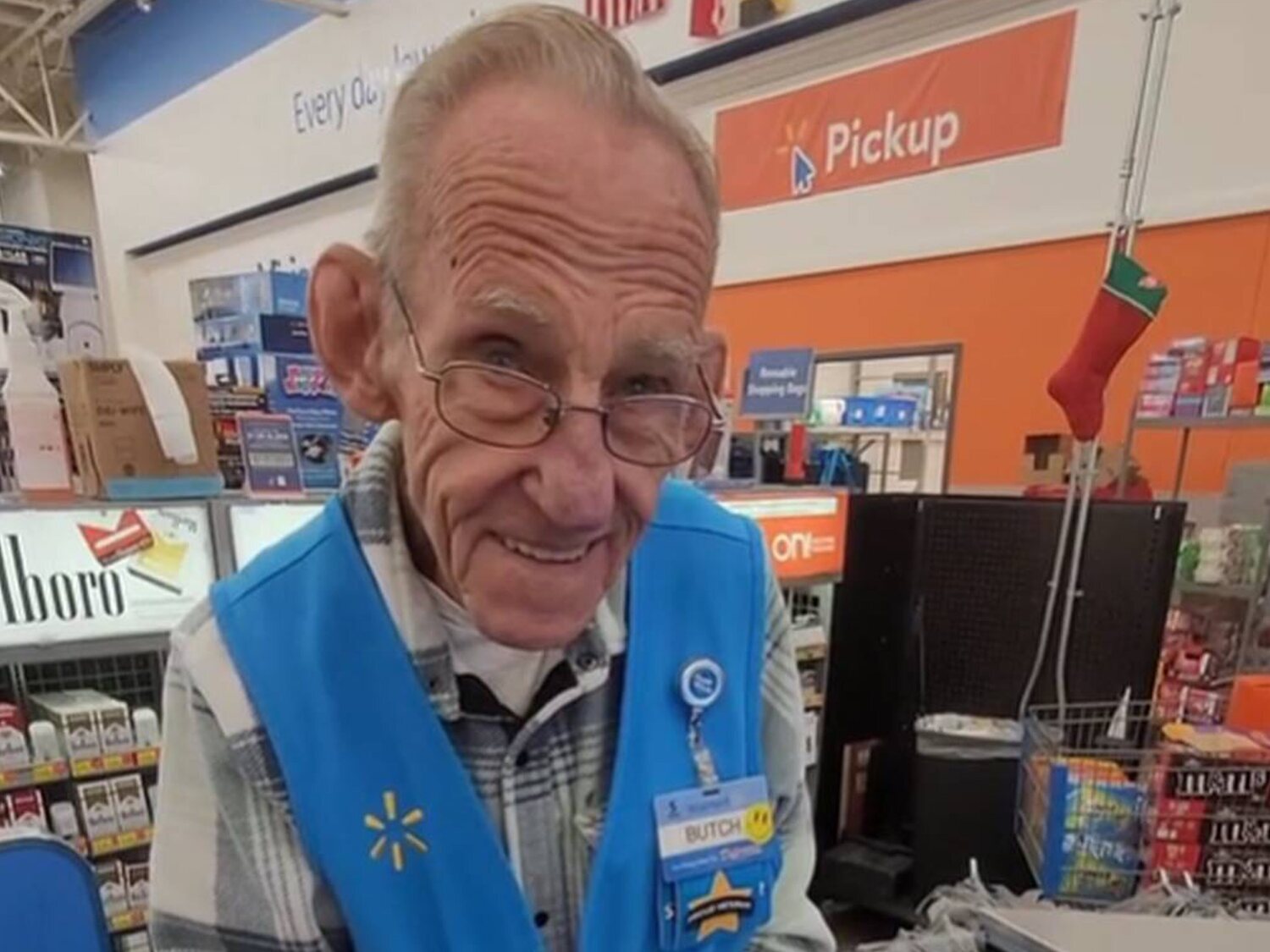 Un trabajador de supermercado de 82 años puede jubilarse gracias a una acción viral en TikTok