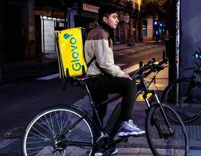 Trabajo multa con 57 millones a Glovo por emplear falsos autónomos y migrantes sin permiso