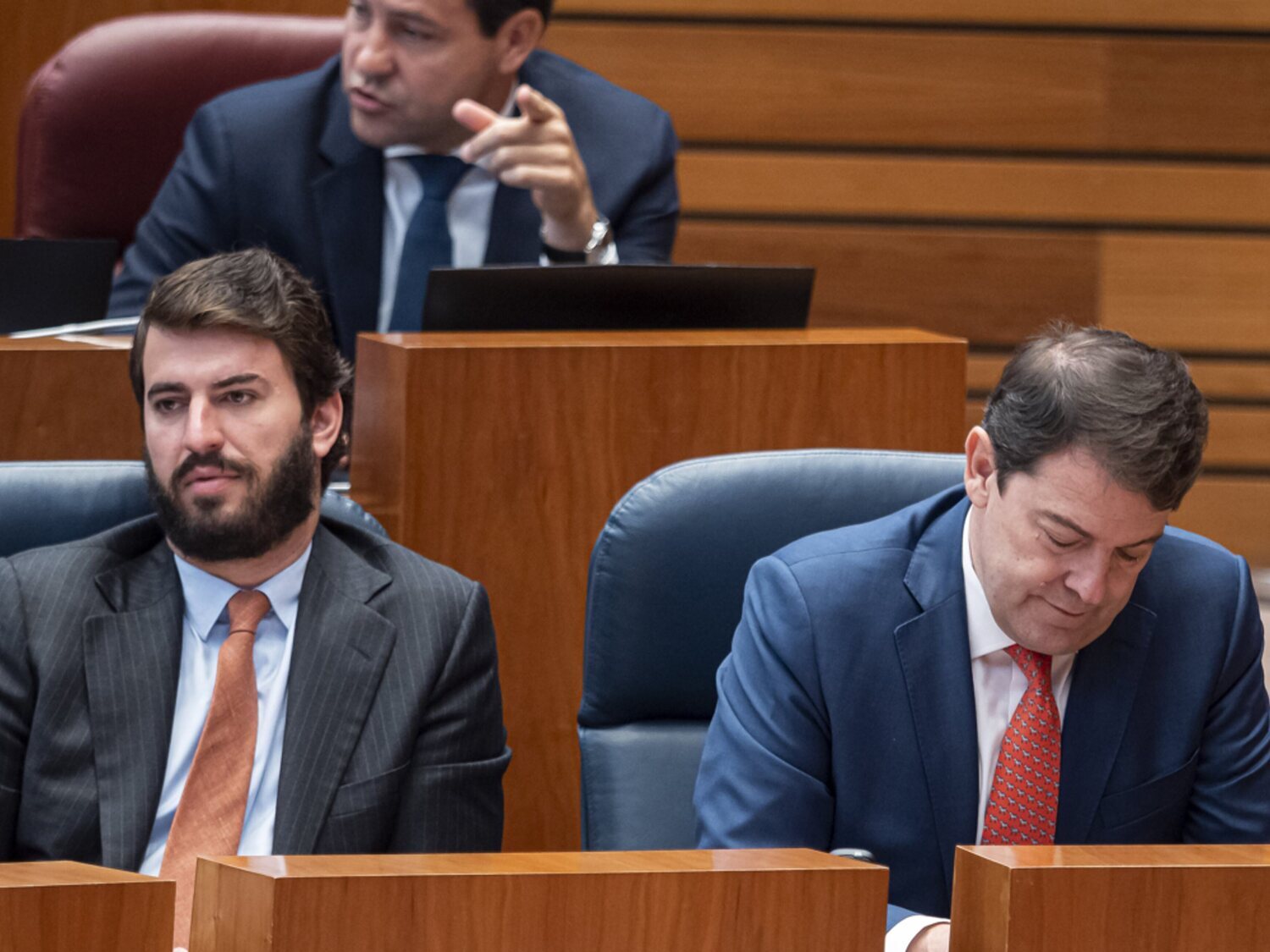 Mañueco y García-Gallardo acaban a insultos en plena crisis de Gobierno por el aborto