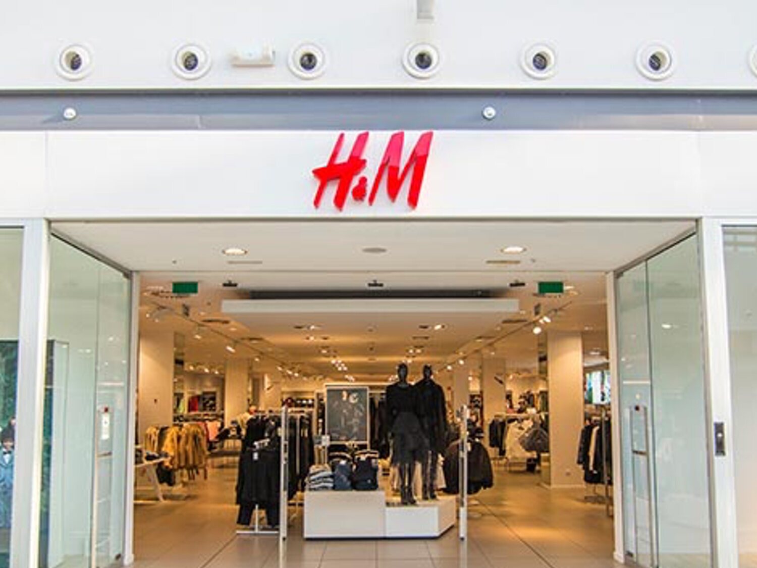 Oleada de cierres en H&M: clausura más de 400 tiendas y pierde más del 10% de establecimientos