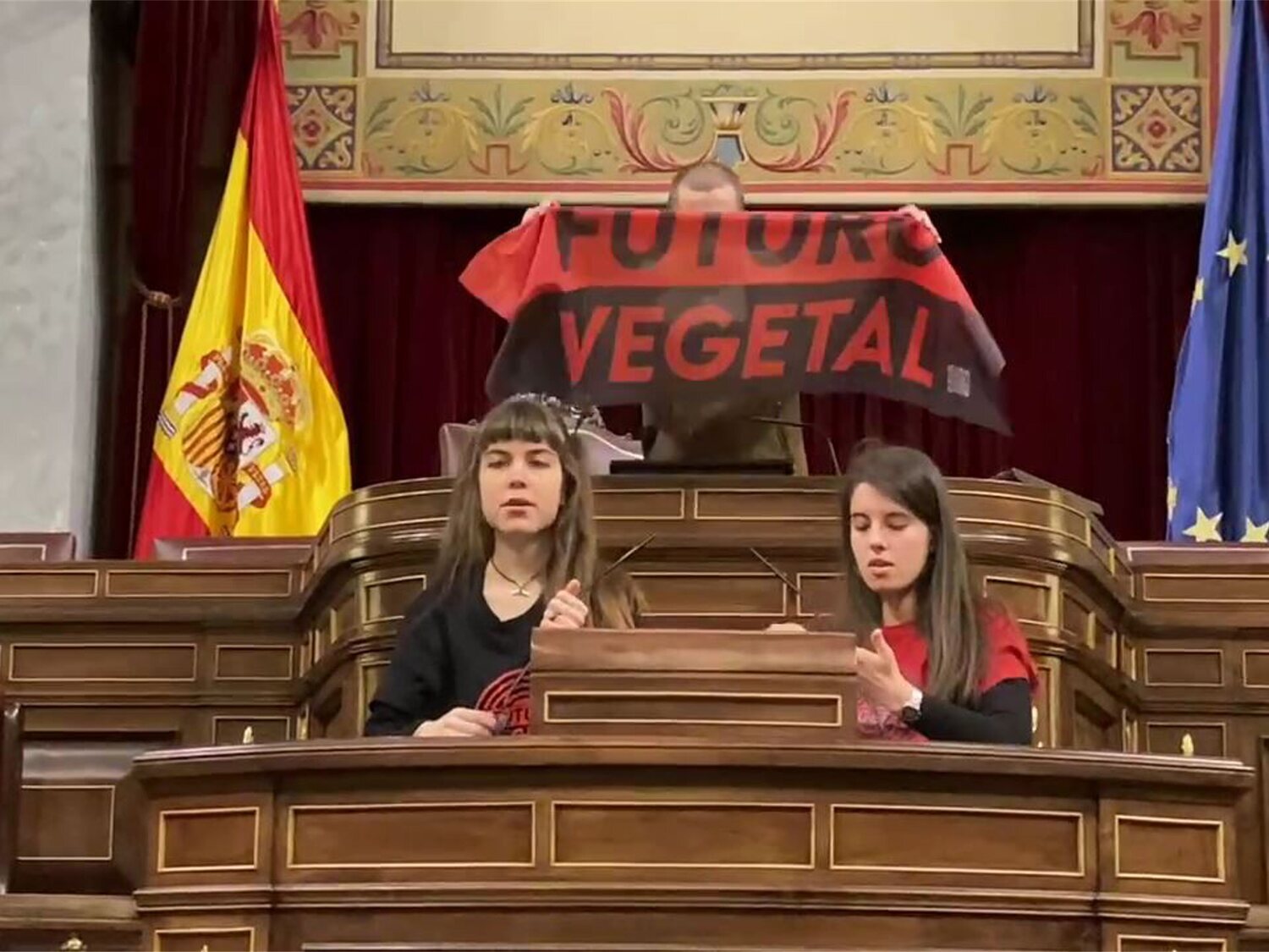 Activistas climáticos de Futuro Vegetal se pegan las manos al atril del Congreso