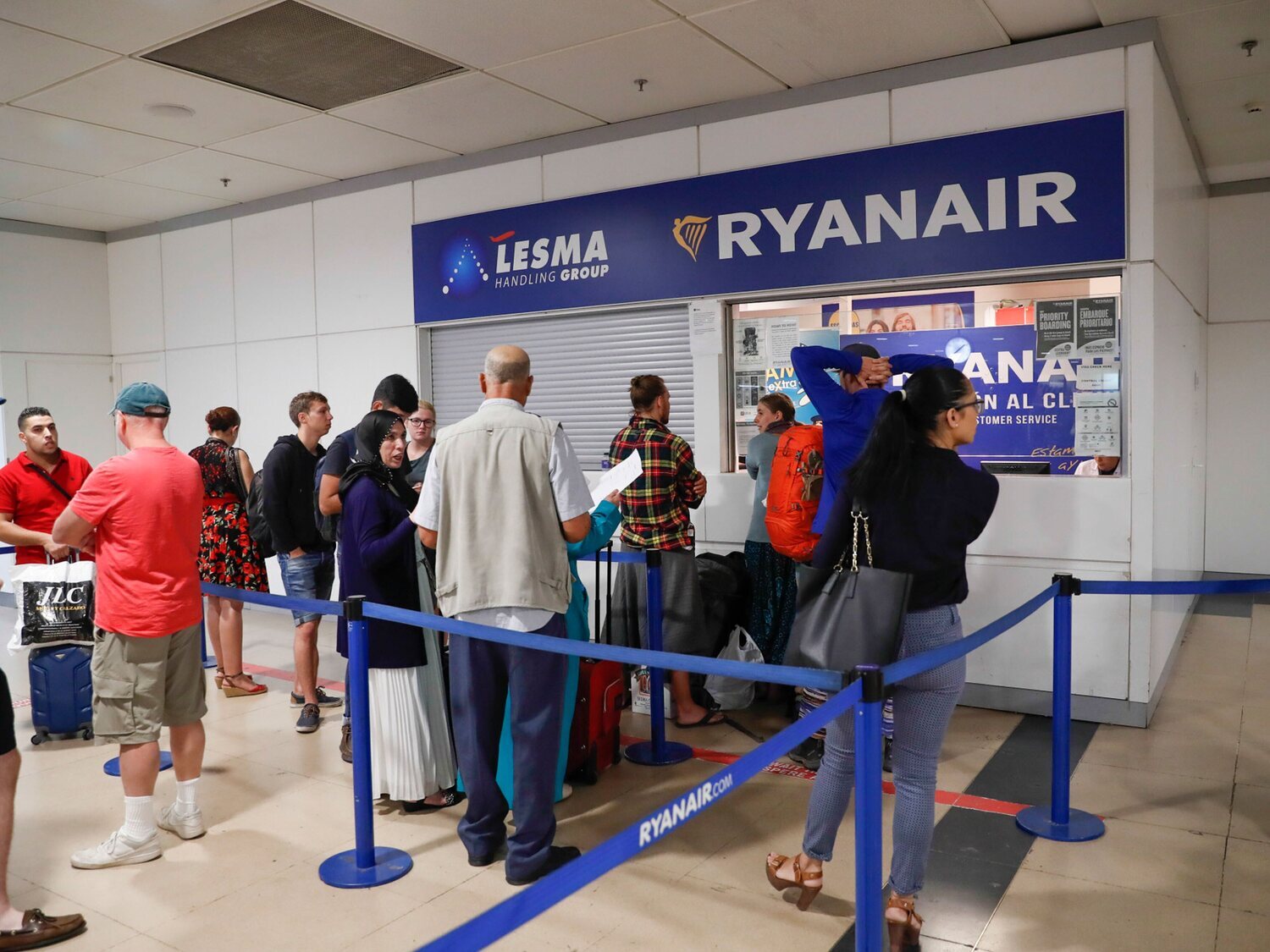 Una pareja abandona a su bebé en un mostrador del aeropuerto por no querer pagar su billete