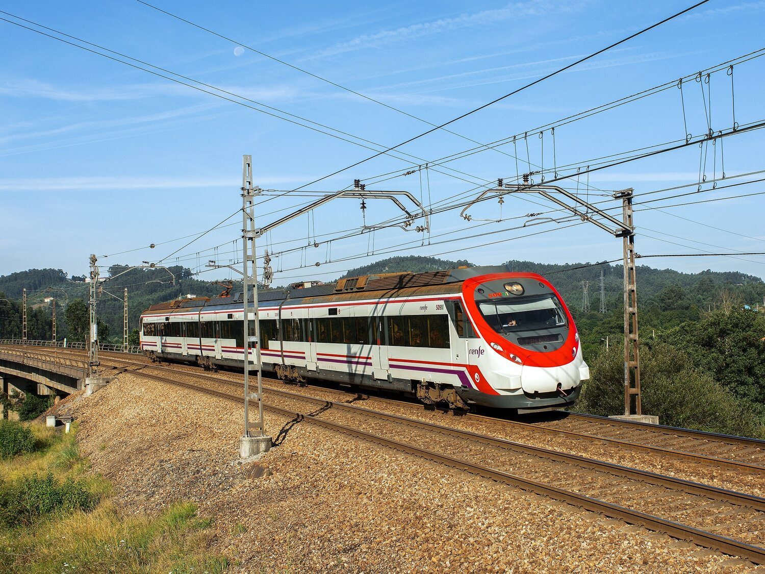 Trenes que no entran por los túneles, el fallo de diseño de Renfe que afecta a las provincias del norte de España