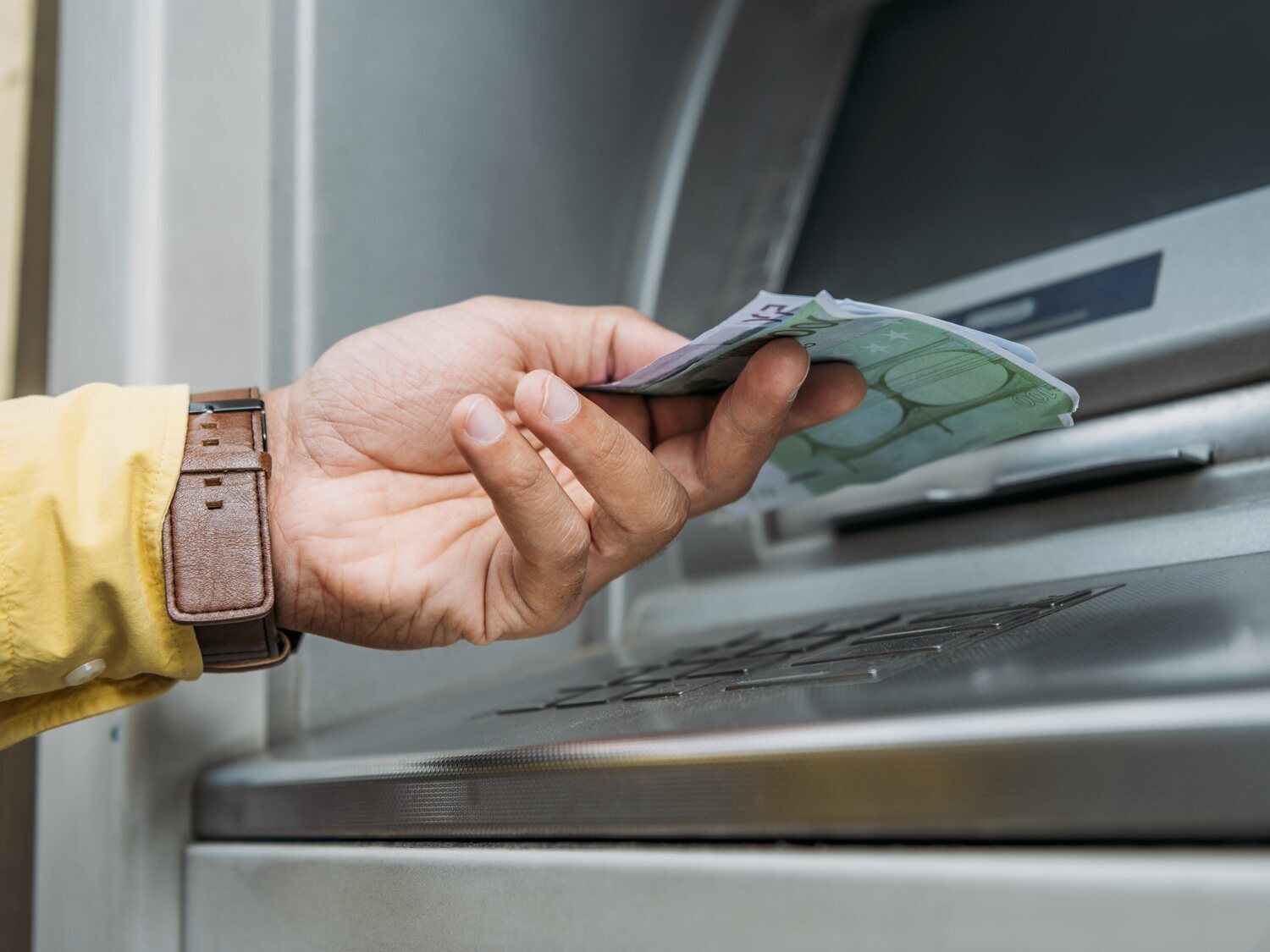 Las consecuencias legales a las que te enfrentas si encuentras dinero en un cajero y te lo quedas