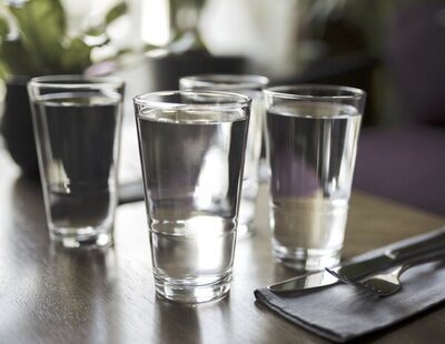 Este bar de Segovia cobra un suplemento de 4,5 euros por servir un vaso de agua del grifo a sus clientes