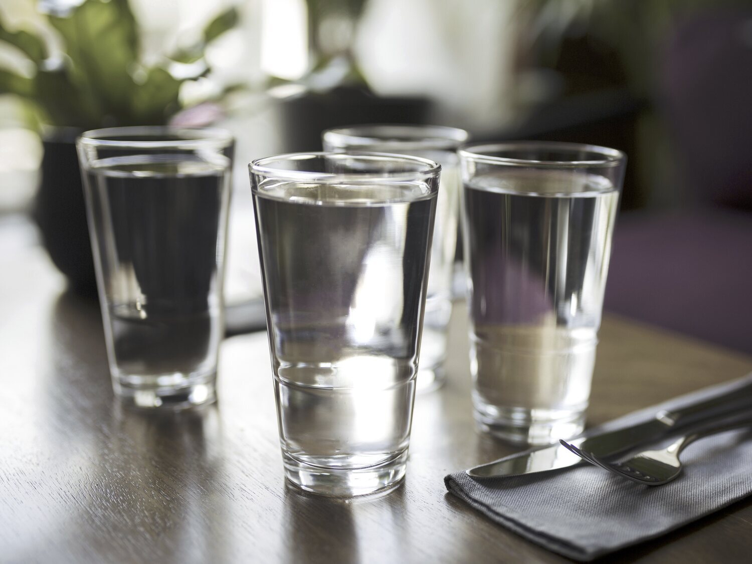 Este bar de Segovia cobra un suplemento de 4,5 euros por servir un vaso de agua del grifo a sus clientes