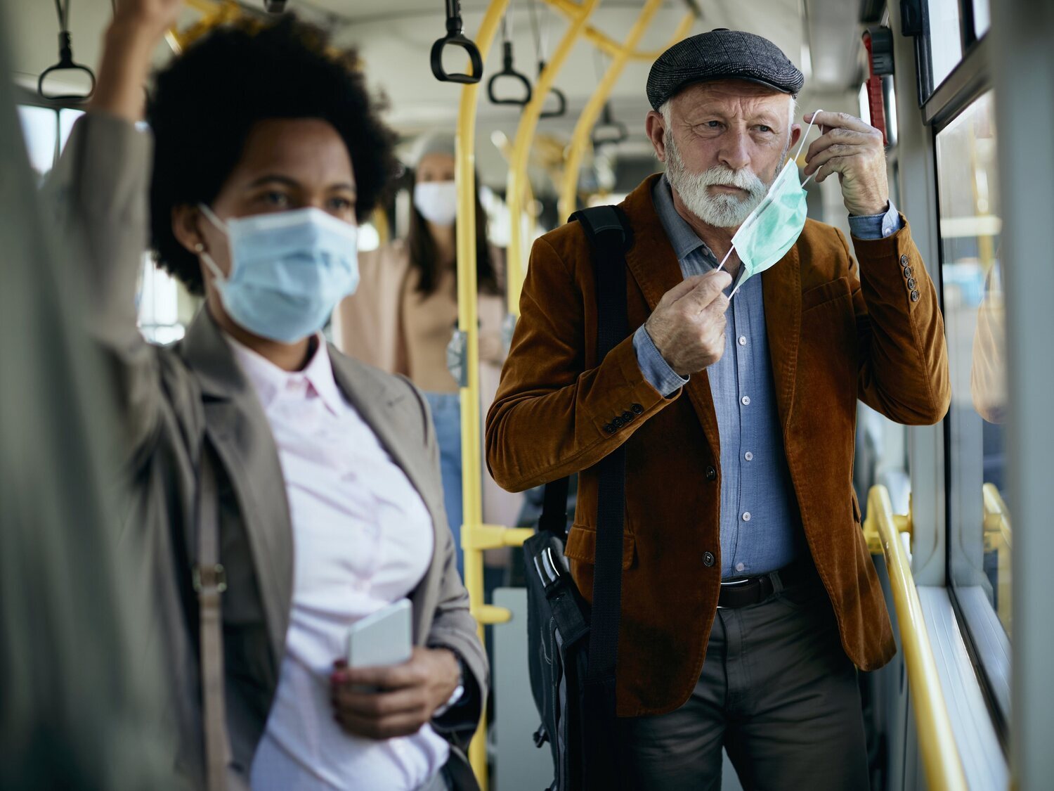 Dónde sigue siendo obligatoria la mascarilla tras su fin en el transporte público