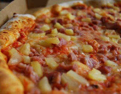 El origen de la pizza hawaiana: amada y odiada por igual, fue inventada por un cocinero griego en Canadá