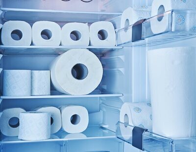 Meter papel higiénico en la nevera: el truco viral que te cambiará la vida