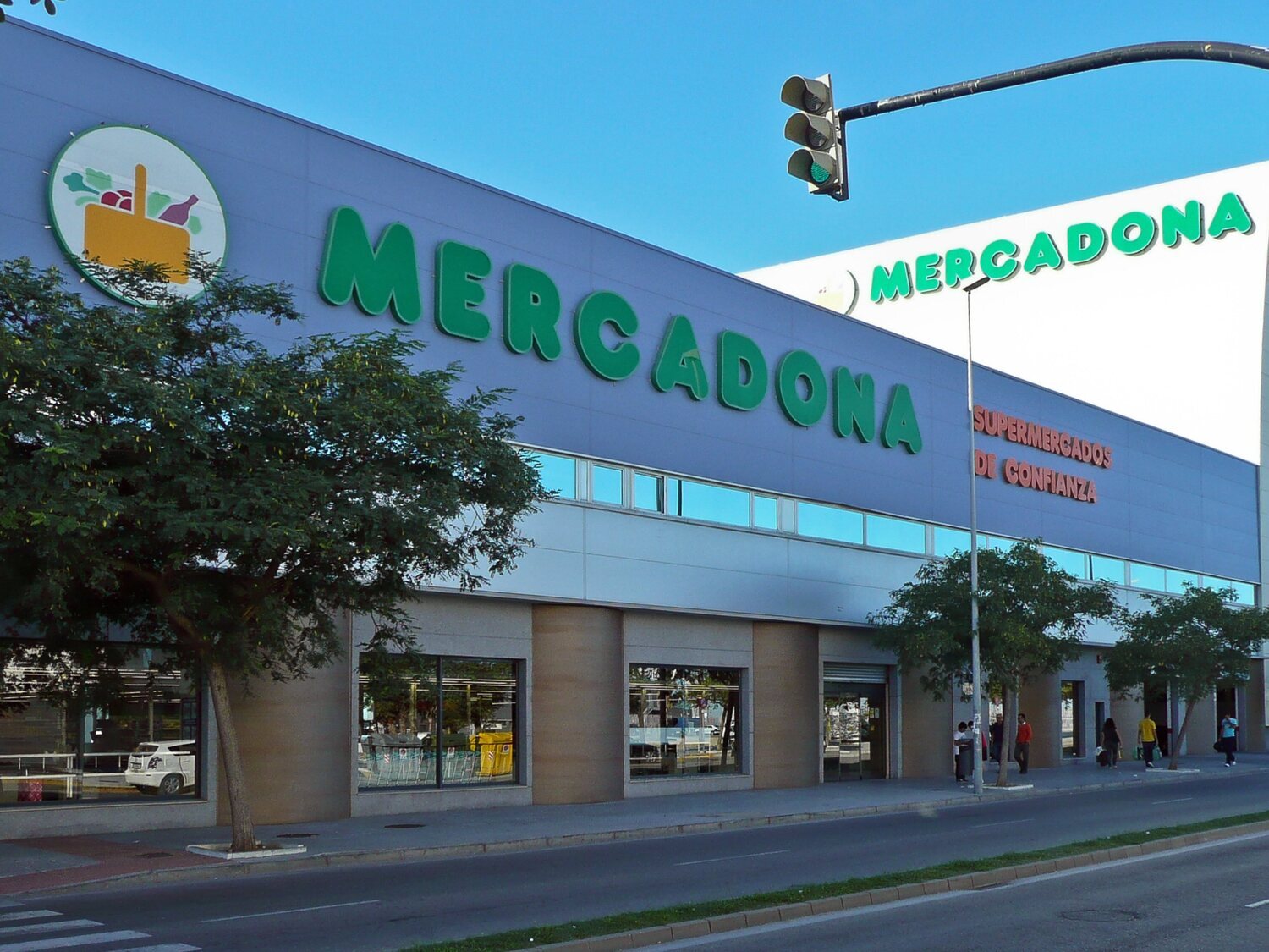 Mercadona retira de la venta estas pizzas, postres, empanadas, bebidas, dulces, embutidos y otros productos de sus supermercados