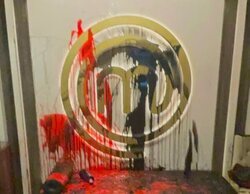 Detenidos cuatro activistas de Futuro Vegetal por rociar con pintura el restaurante de 'MasterChef'