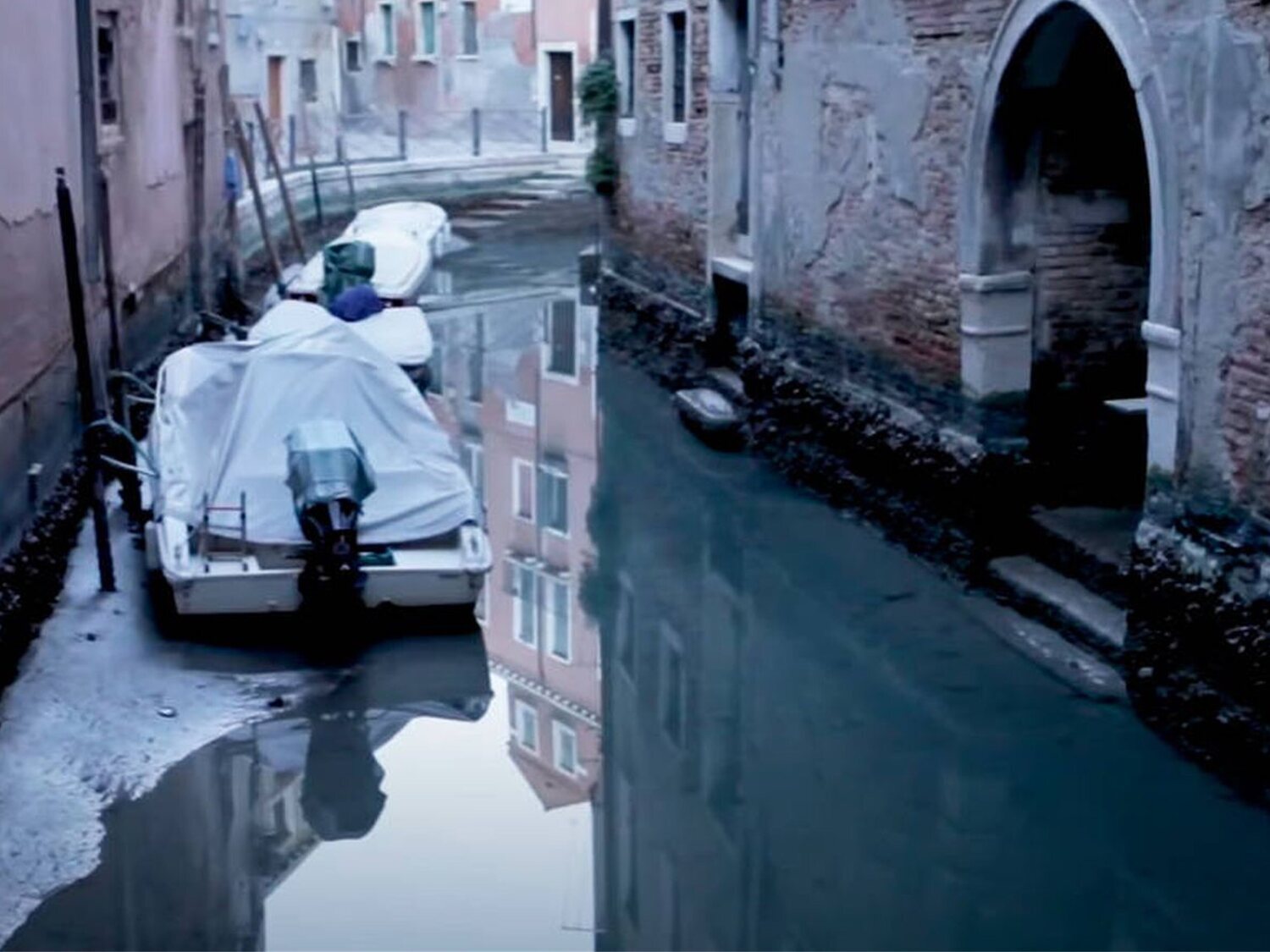La sequía y la marea baja deja sin agua los canales de Venecia