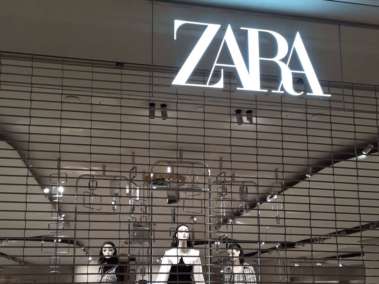 Ola de cierres de Inditex: tres de sus enseñas abandonan repentinamente este emblemático centro comercial