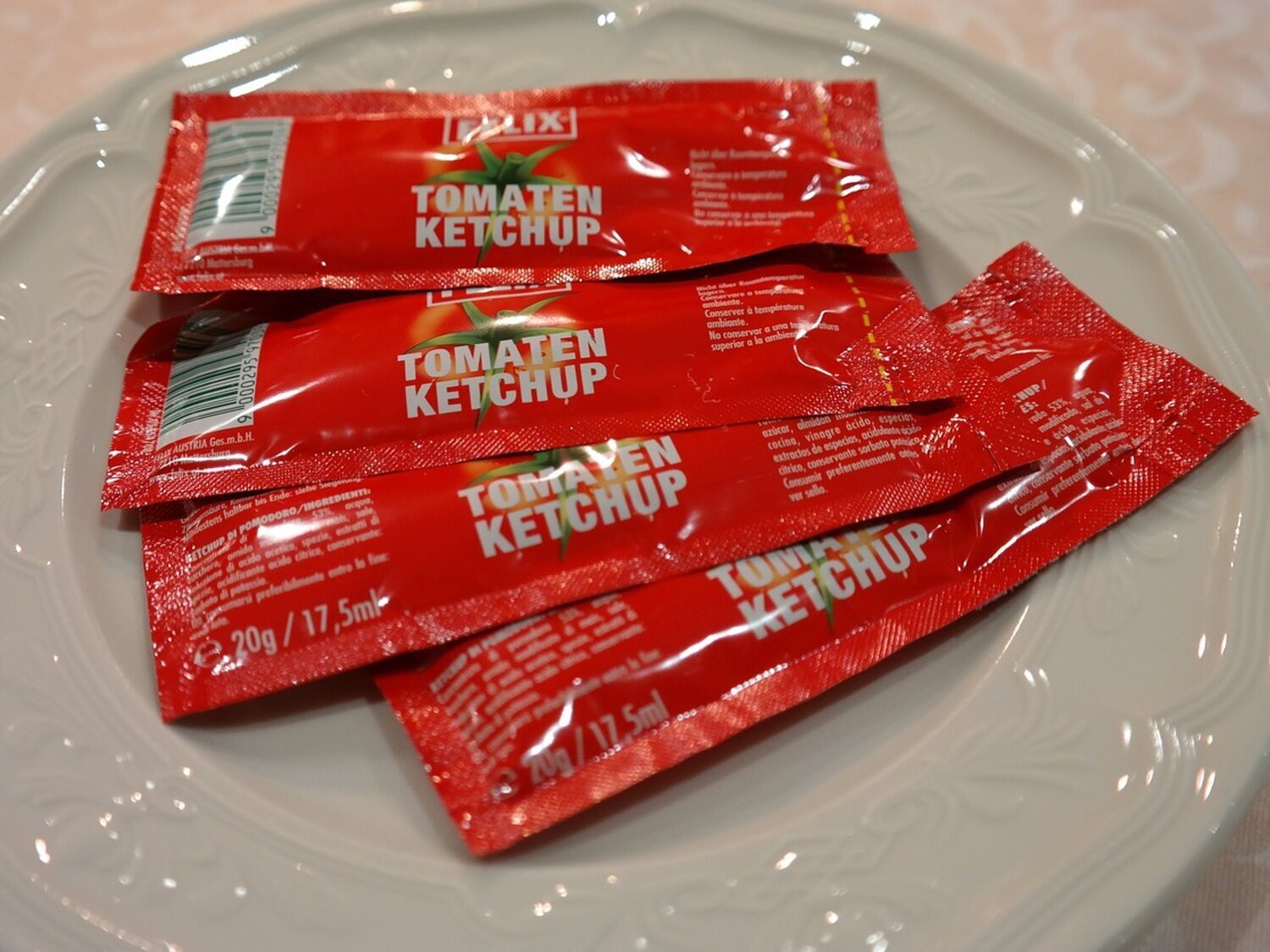 El truco viral para abrir los sobres de kétchup de las cadenas de comida rápida