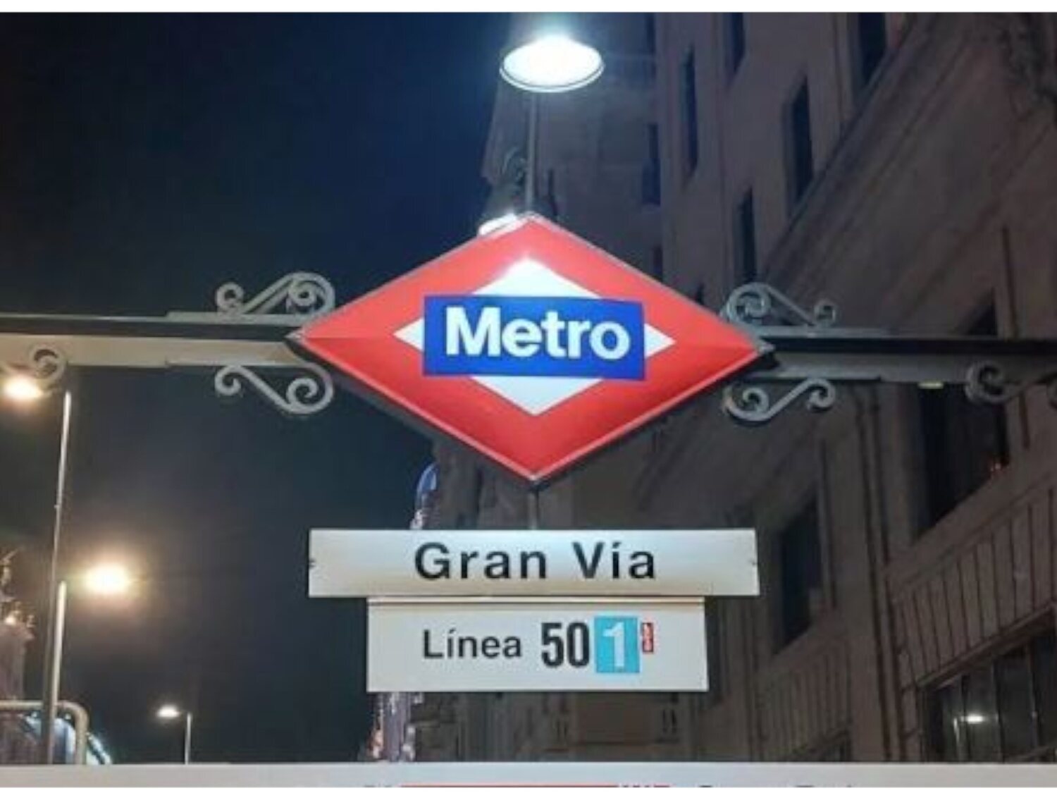 La publicidad invasiva de Levi' en la Línea 1 del Metro de Madrid provoca caos y confusiones