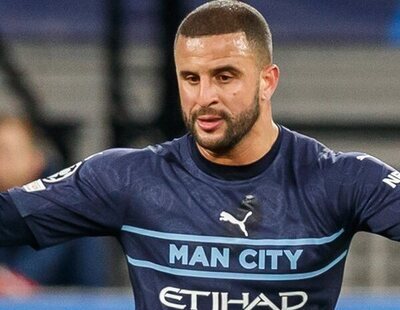 Graban al jugador del Manchester City, Kyle Walker, enseñando los genitales en un bar y acosando a una mujer