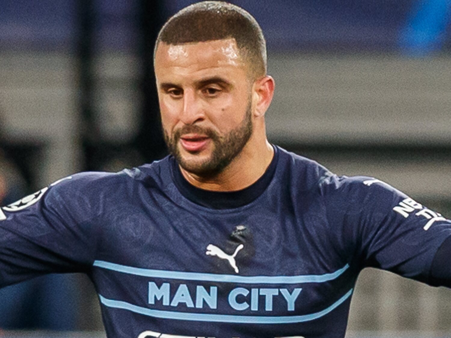 Graban al jugador del Manchester City, Kyle Walker, enseñando los genitales en un bar y acosando a una mujer