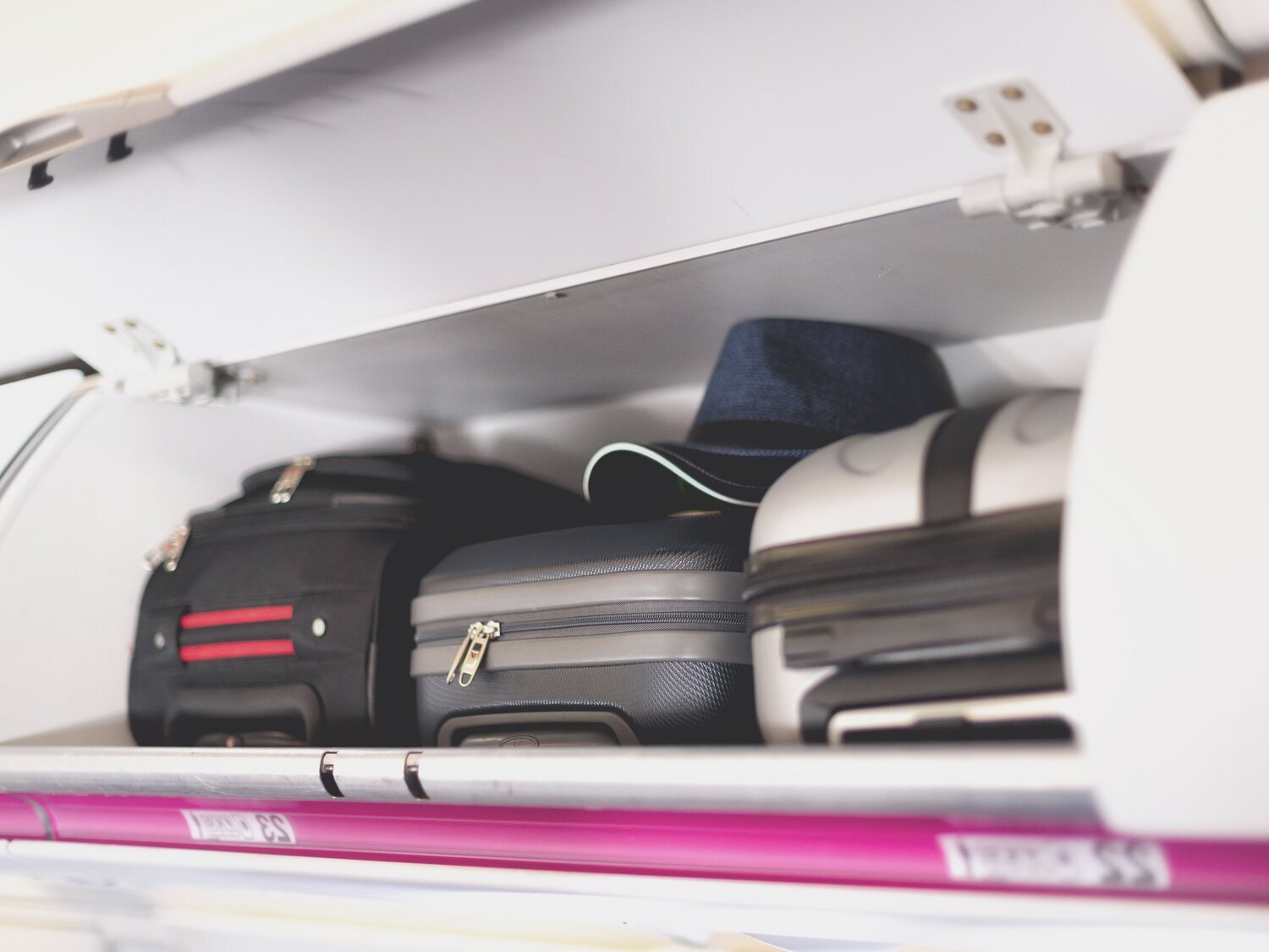 Las 6 compañías aéreas que cobran un suplemento por llevar una maleta en la cabina del avión