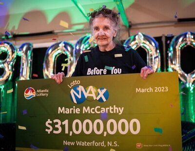 Una abuela gana en la lotería 31 millones de dólares gracias a su nieto y paga la hipoteca de toda su familia