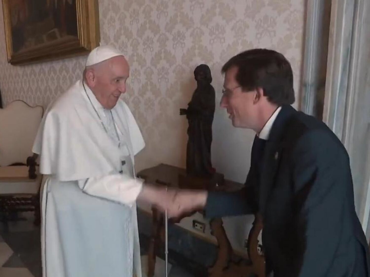 El Papa Francisco recibe a Almeida como 'heredero de la gran Manuela' y las redes se llenan de memes