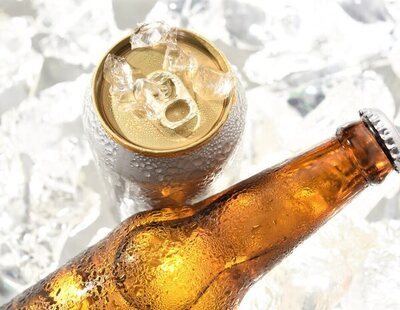 Cerveza en botella o en lata: la ciencia responde dónde sabe mejor