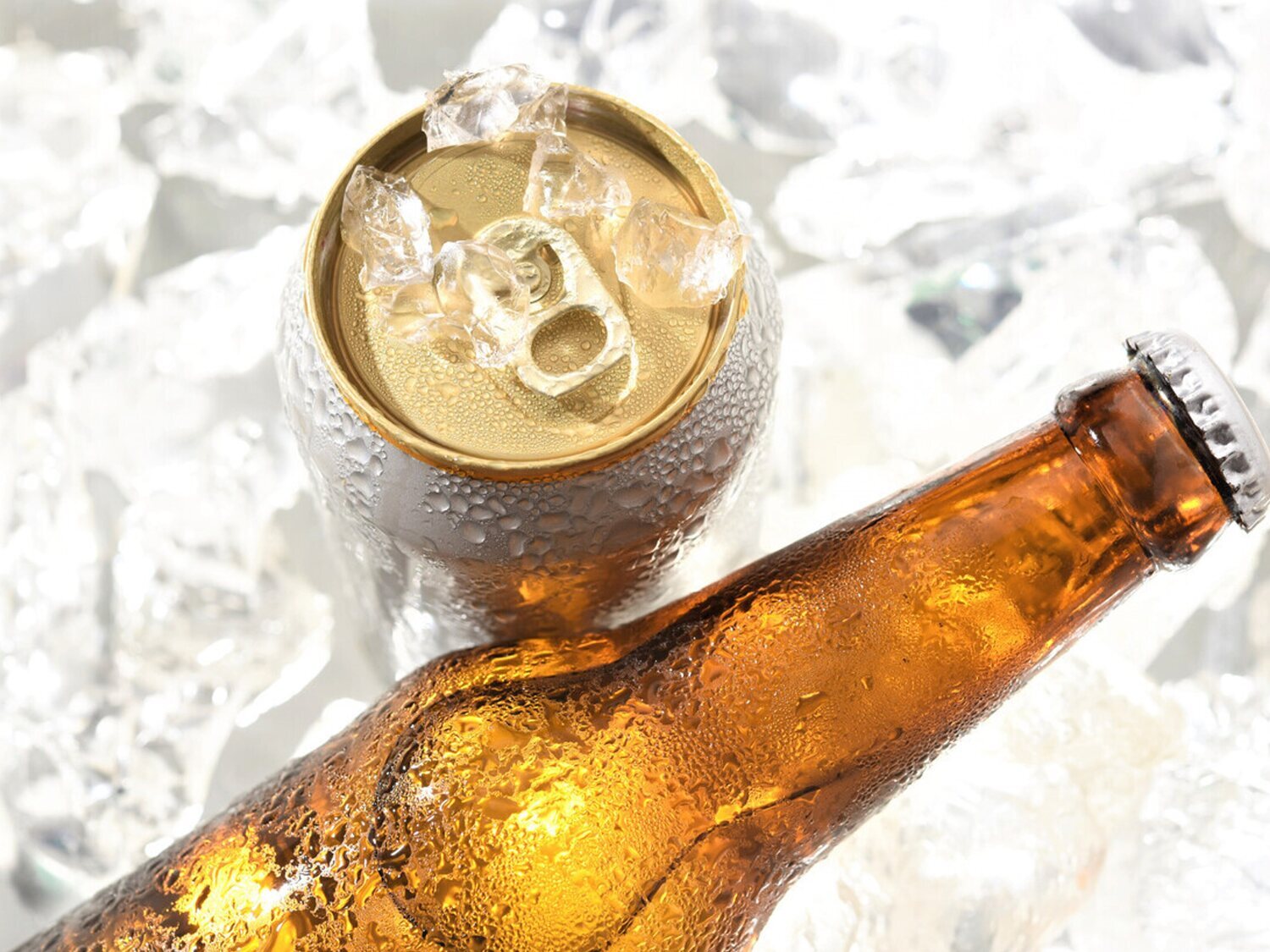 Cerveza en botella o en lata: la ciencia responde dónde sabe mejor