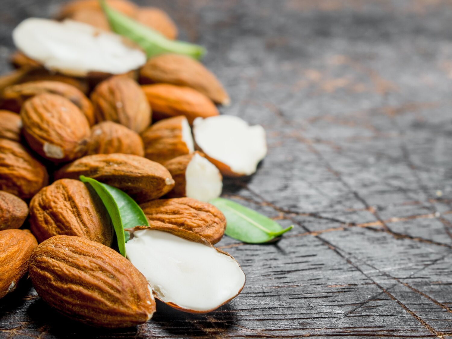 Por qué deberías comer la piel marrón de las almendras: todas las propiedades para la salud