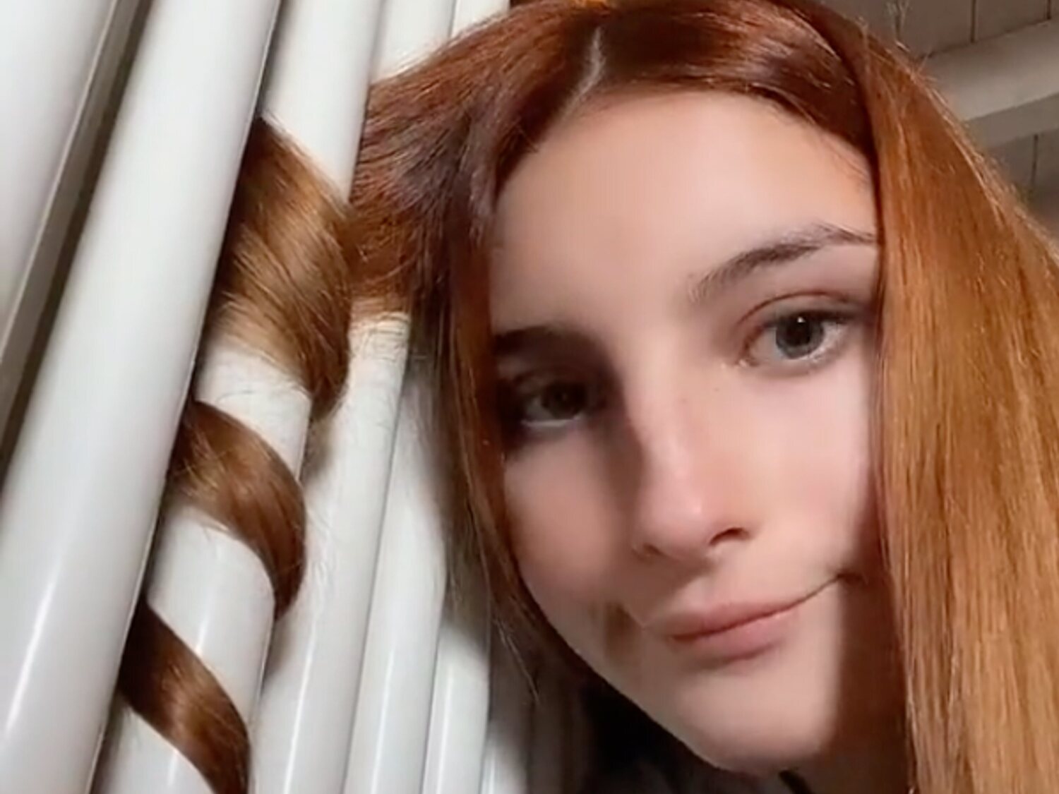 Rizarse el pelo con el radiador: la última locura que triunfa en TikTok como reto viral