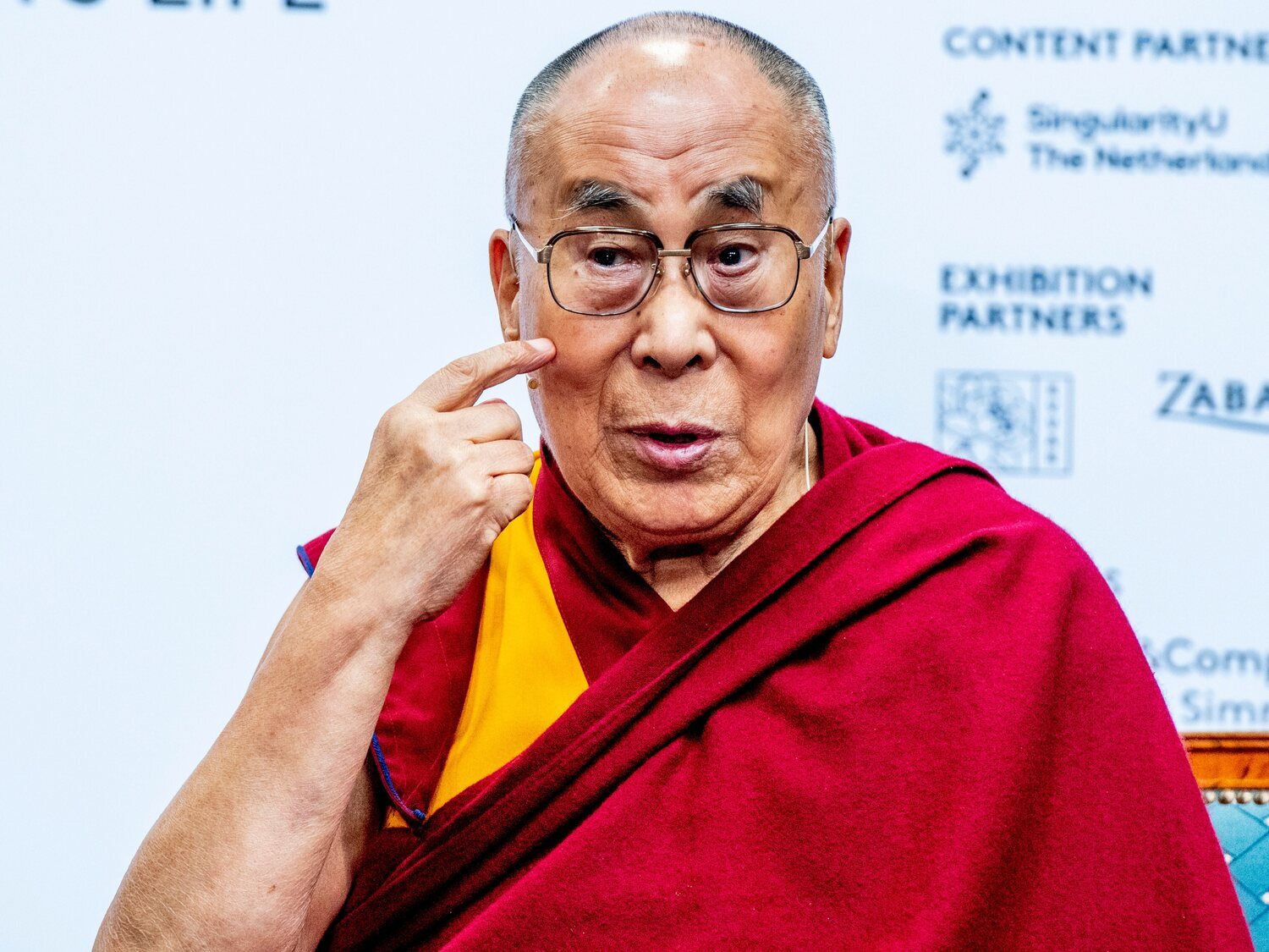 Polémica por el vídeo del Dalai Lama intentando besar a un niño