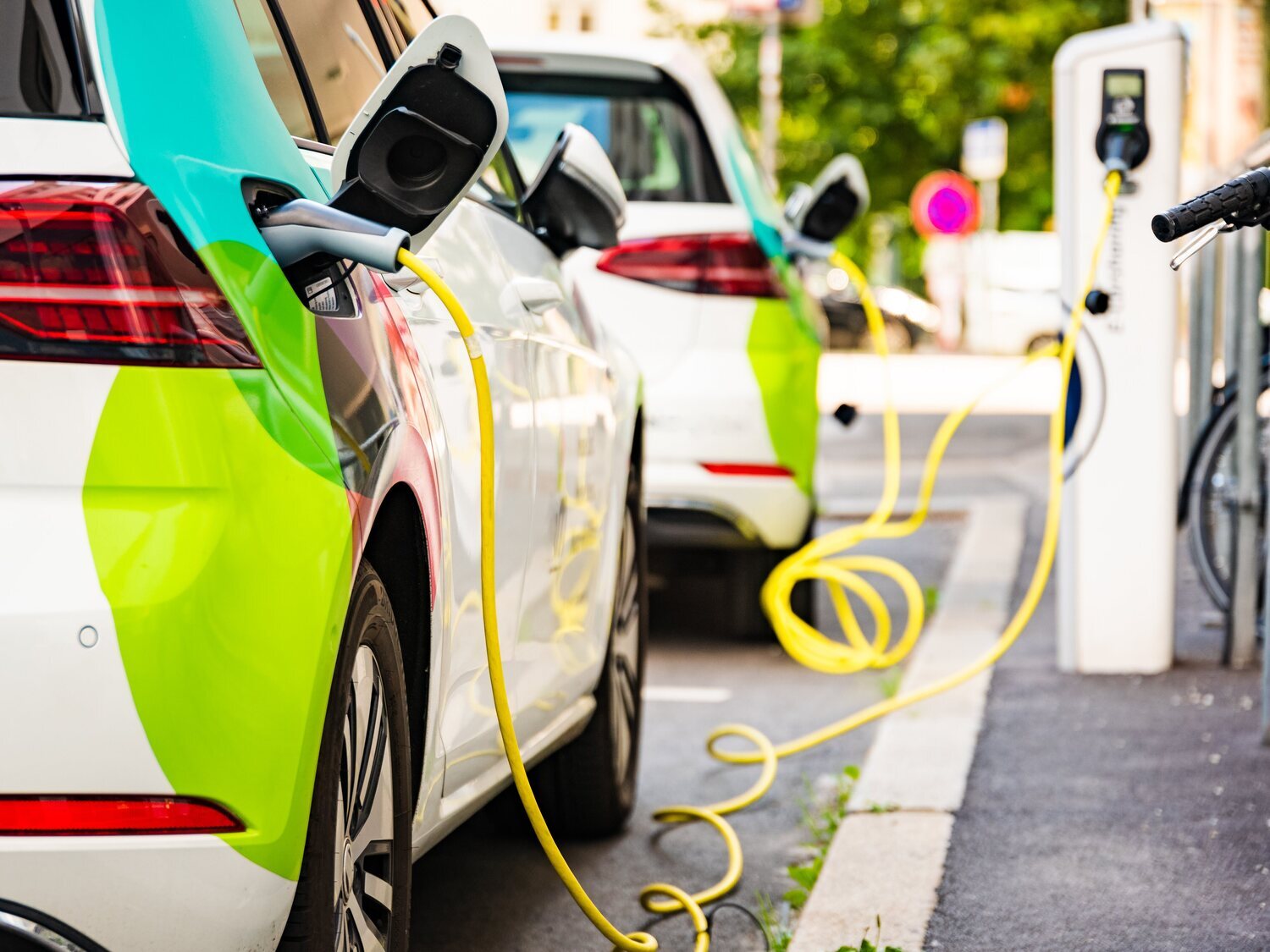 Qué multas me pueden poner mientras cargo un coche eléctrico