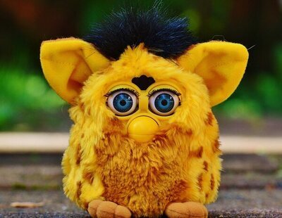 Conectan a un Furby a una Inteligencia Artificial y el resultado te dejará impactado