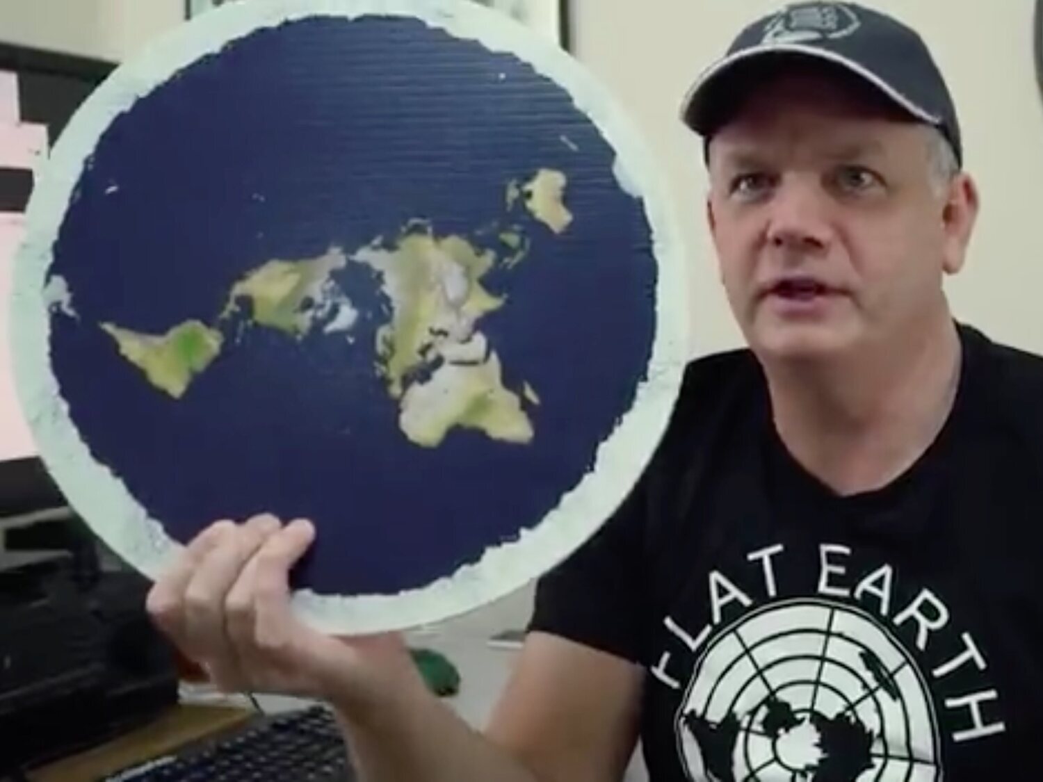 Un terraplanista se gasta 18.000 euros en un estudio... para acabar comprobando que la Tierra es redonda