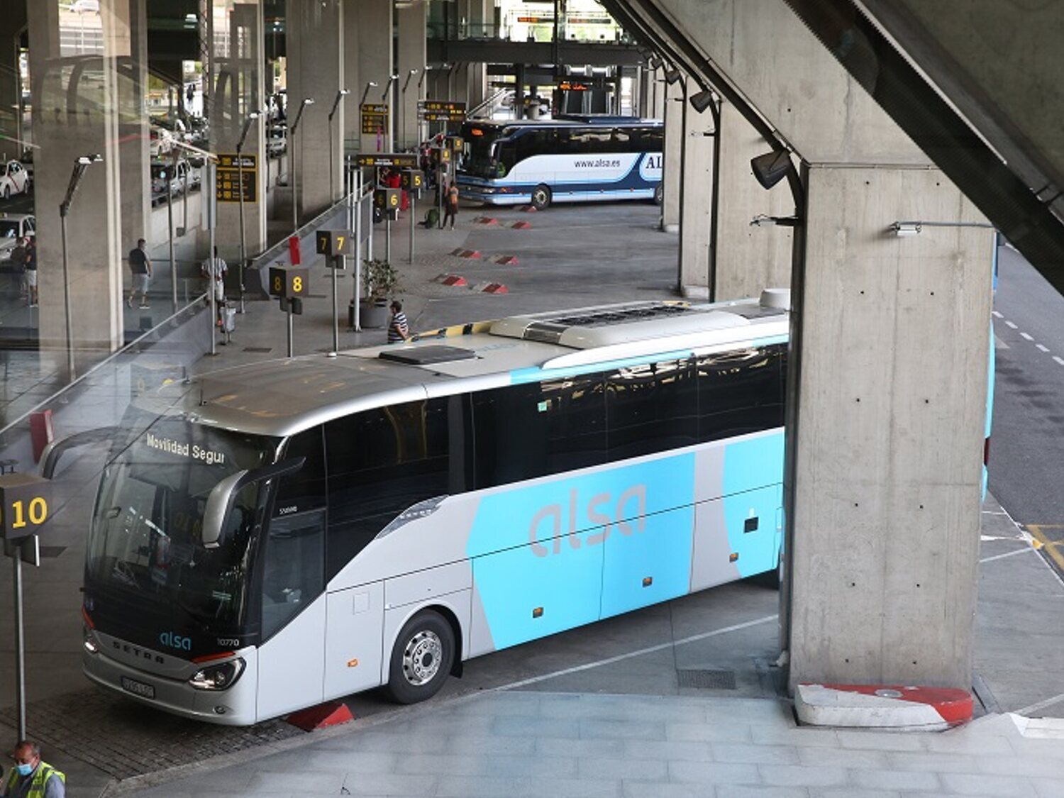Alsa ofrece puestos de conductor de autobuses con un sueldo de más de 2.700 euros
