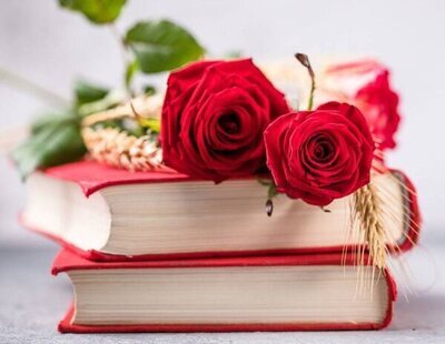 Sant Jordi: ¿Por qué se regala un libro y una rosa?