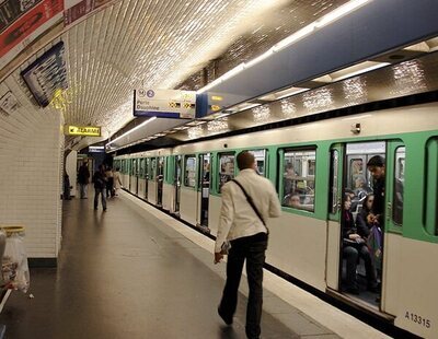 Muere una mujer en el metro de París después de que su abrigo se enganchara en el vagón